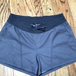 The North Face sz XL women's technical shorts dark blue pockets 1 zip